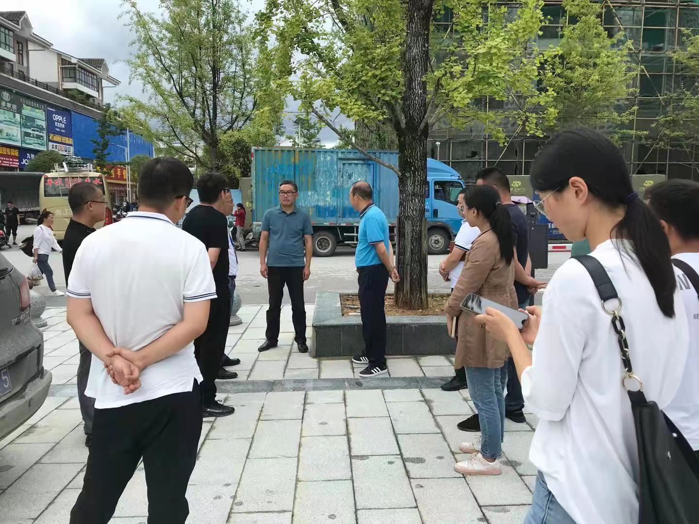 县委副书记、县长曹礼鹏一行到云雾镇亿滕·名朵广场项目开展省州 重点项目调研(图1)