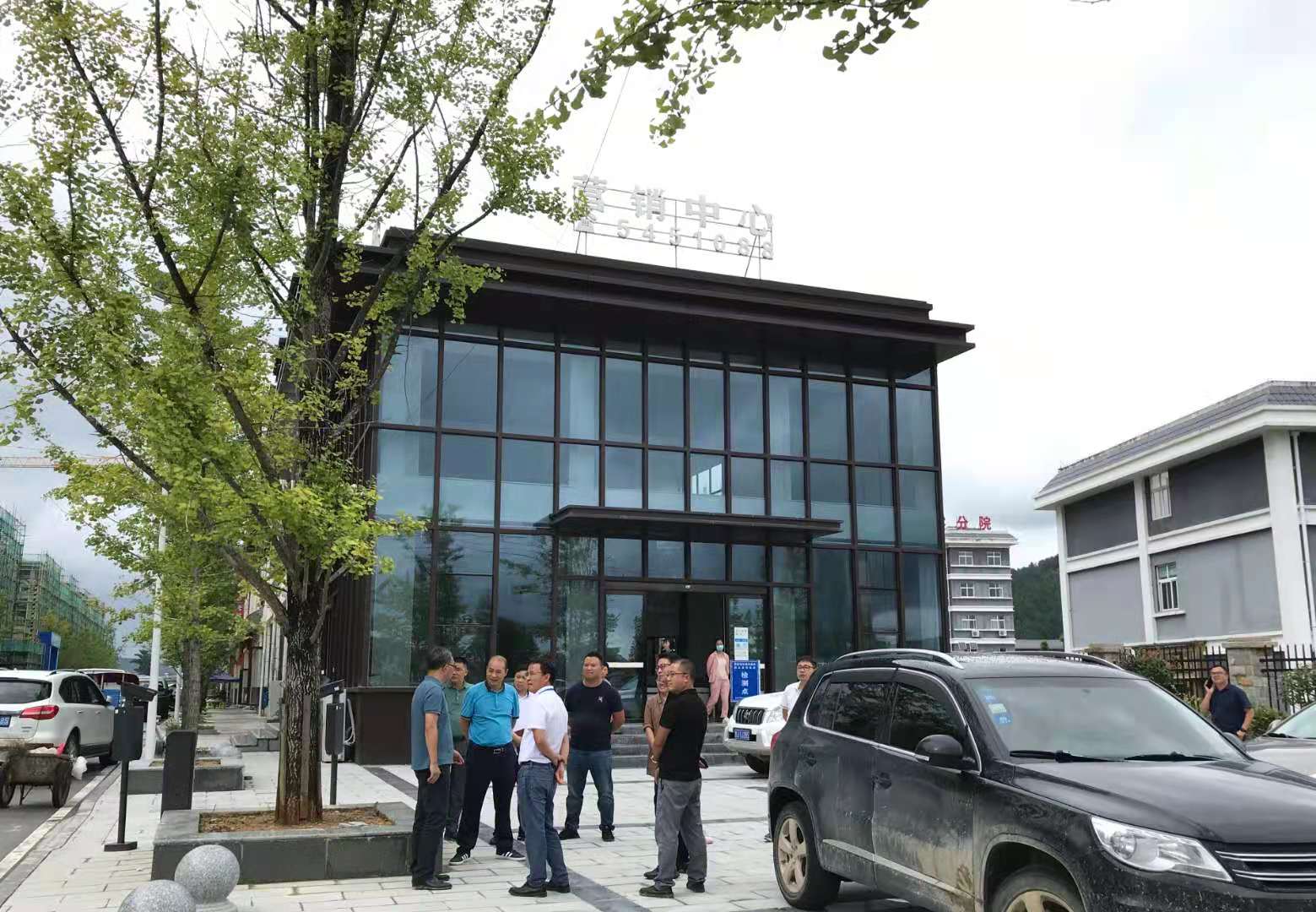 贵定县政府、贵定县人大调研组到云雾镇亿滕·名朵广场项目开展省州 重点项目调研(图3)