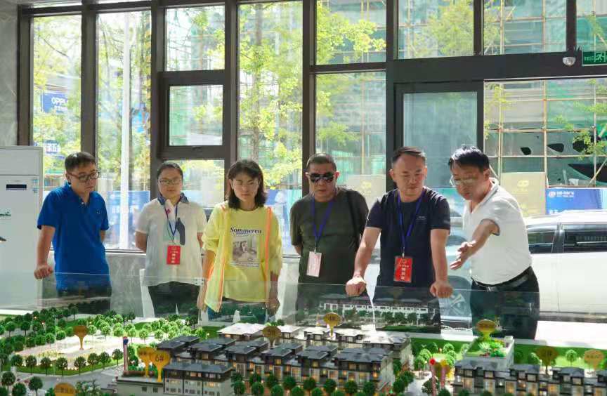贵定县政府、贵定县人大调研组到云雾镇亿滕·名朵广场项目开展省州 重点项目调研(图2)