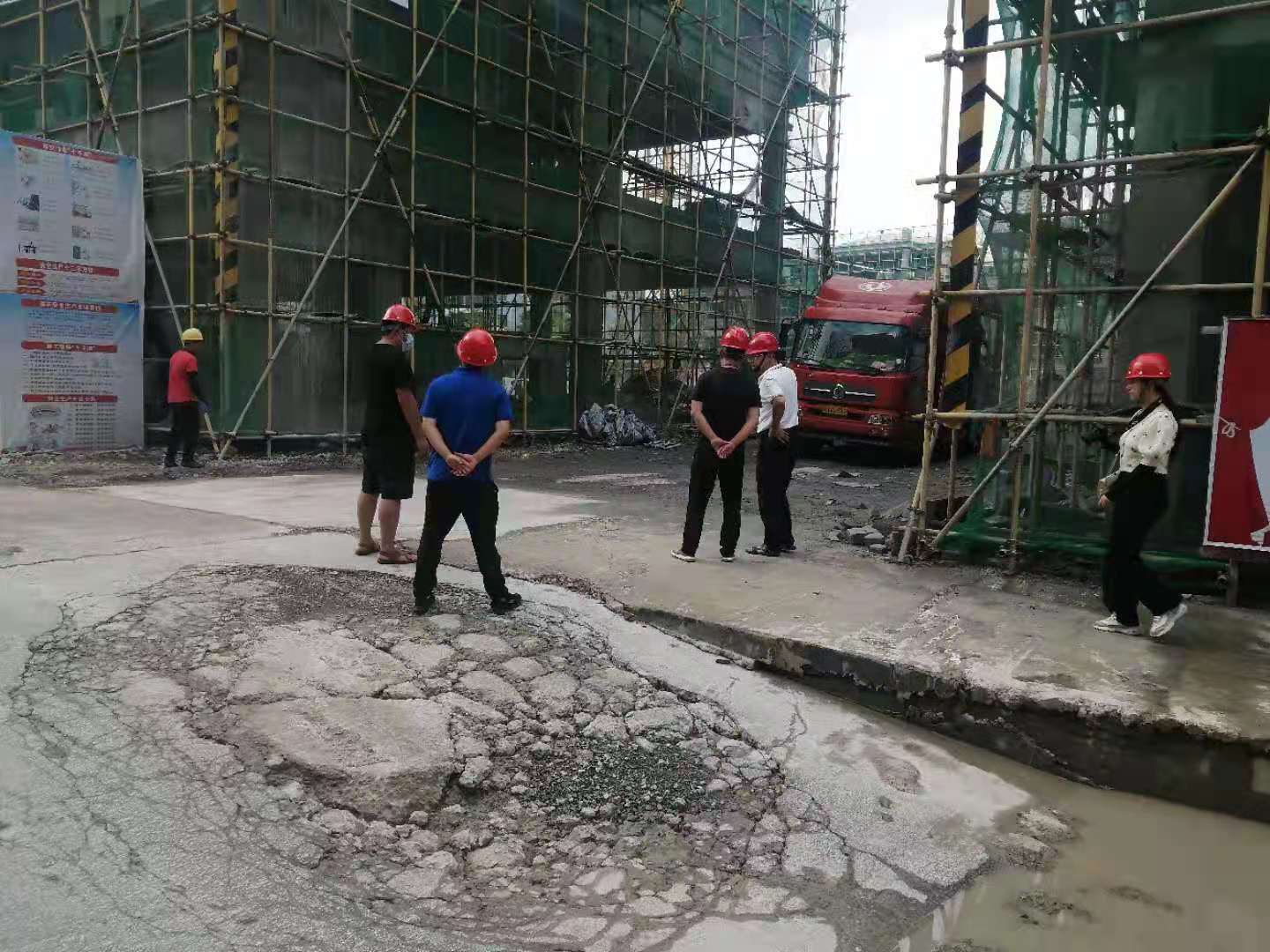 贵定县政府、贵定县人大调研组到云雾镇亿滕·名朵广场项目开展省州 重点项目调研(图5)